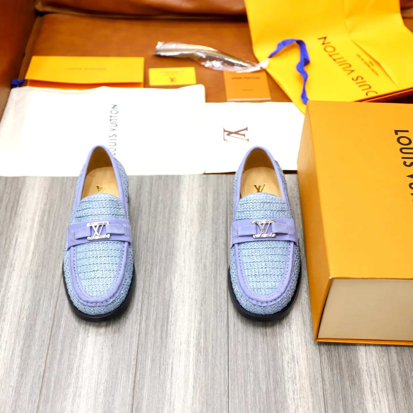 Men's shoes 💰: 💰900LV Louis Vuitton slip-on loafers, top quality products produced in Dongguan, ready for sale! This LV Glove loafer is made of selected soft cowhide, with a slightly wrinkled leather surface and a very high-end texture. Each pair is unique. The leather surface is light and soft, with a fine texture and good luster. It is a classic loafer style, with exquisite handmade mark stitching on the toe, and a square toe configuration to highlight the classic style. The horizontal band has hot-printed LV three-dimensional letters, semi-solid handcrafts and a genuine leather outsole, and a rubber patch on the heel to create wear-resistant performance and comfort. One of the must-have loafers for men! Comes with full original packaging! Code number: 38-39-40-41-42-43-44 (38, 45, 46 customized) standard leather shoe code